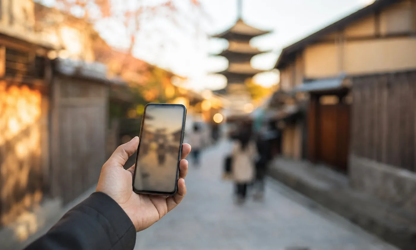 在日本街頭用手機開啟 eSIM 行動網路