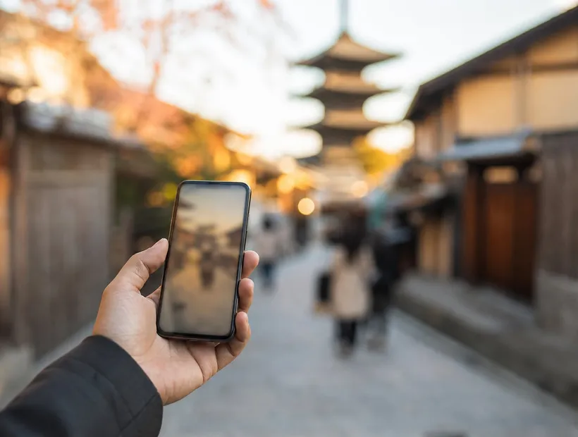 在日本街頭用手機開啟 eSIM 行動網路